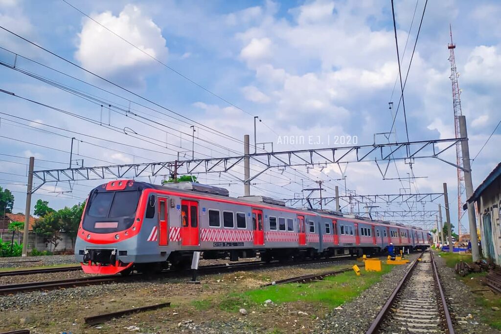 KRL Solo Jogja (sumber: @angin_ej on Instagram)